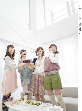 ワインで乾杯している女性4人 13709130