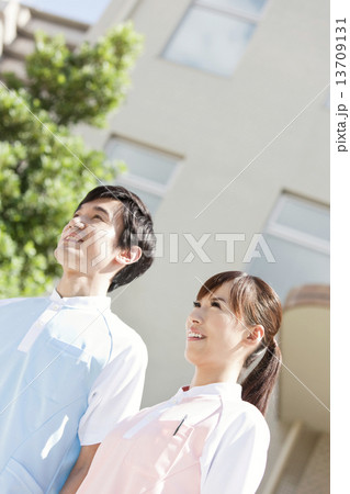 笑顔の男女介護士2人 13709131