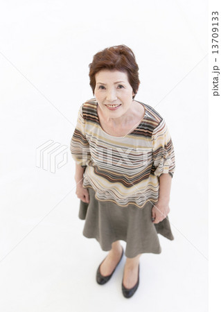 笑顔のシニア女性 13709133