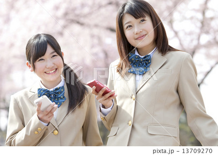 スマートフォンを持つ女子校生2人 スマートフォンを持つ女子校生2人 13709270