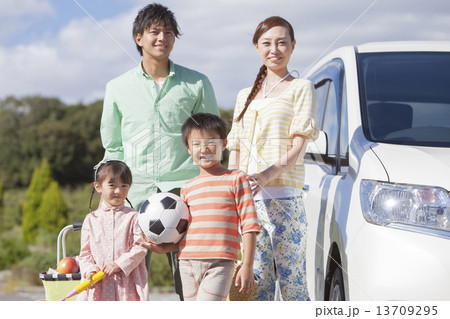 車から降りた4人家族の写真素材