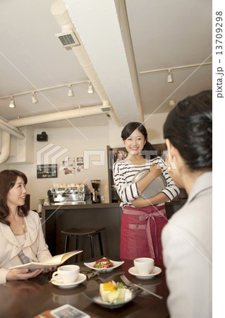 客と話をするカフェの店員 客と話をするカフェの店員 13709298