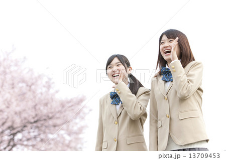 叫んでいる女子校生2人 13709453