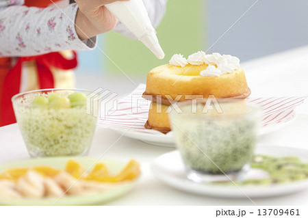 ケーキ作りをしている女性の手 13709461