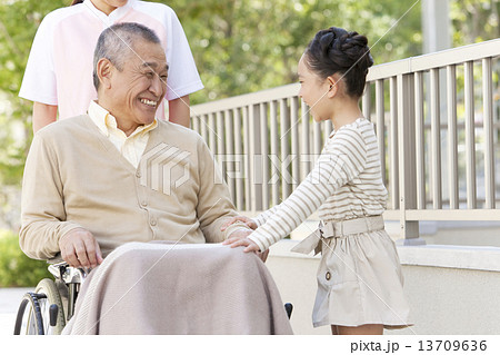 車椅子に乗った中高年男性と孫 13709636
