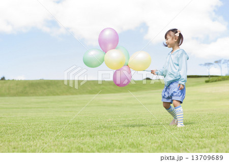 複数の風船を持っている女の子 13709689