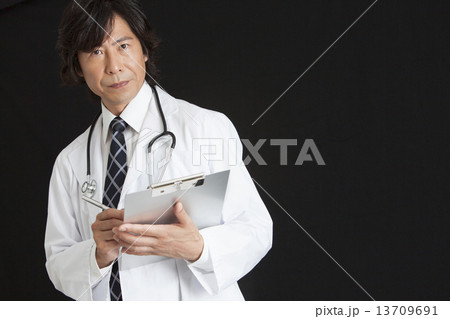 カルテを持っている医師 13709691