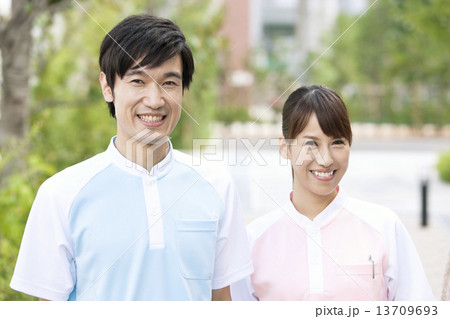 笑顔の男女介護士2人 13709693