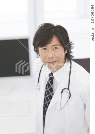 微笑む医師 13709694