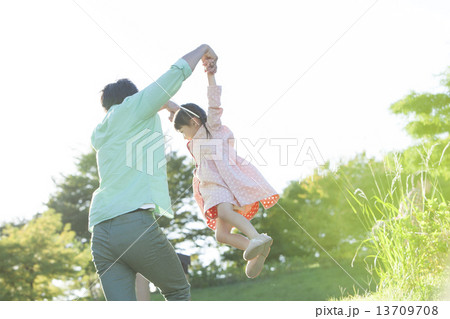 父親と遊ぶ女の子 13709708