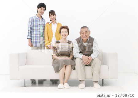 笑顔の家族4人 13709710