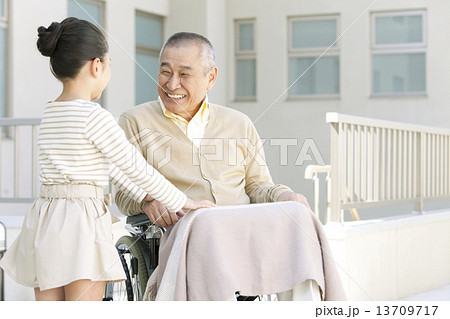車いすに乗った祖父と孫 13709717