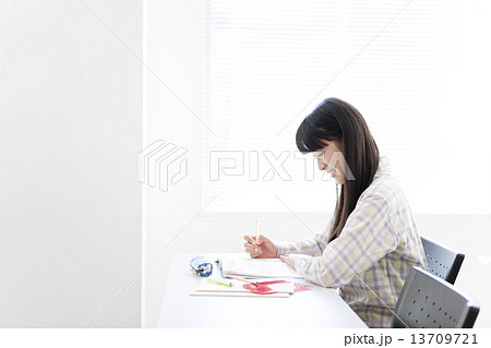 勉強をする女子学生 13709721