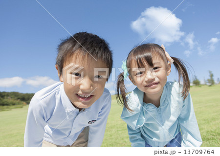 笑顔の男の子と女の子 笑顔の男の子と女の子 13709764