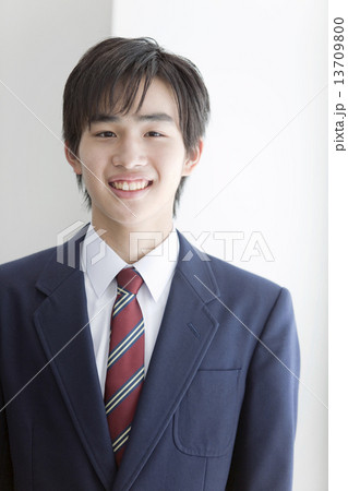 笑顔の男子学生 笑顔の男子学生 13709800