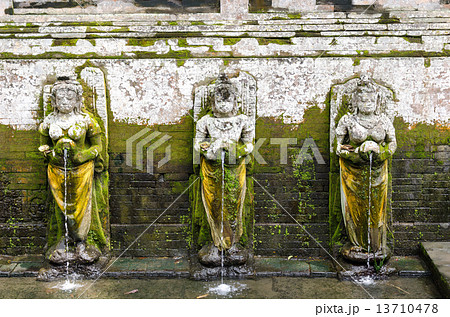 バリ　ゴア・ガジャの沐浴場の女神 13710478