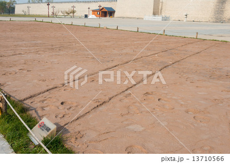 中国・河南省洛陽　世界文化遺産 定鼎門遺址　轍の跡 13710566