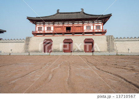 中国・河南省洛陽　世界文化遺産 定鼎門遺址　轍の跡 13710567