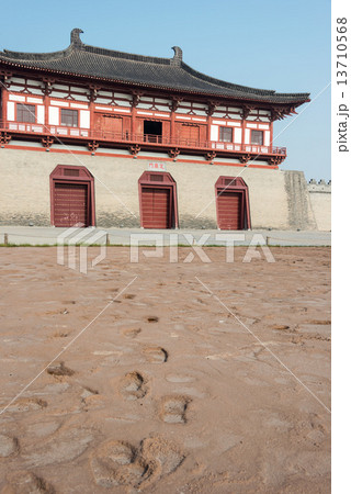 中国・河南省洛陽　世界文化遺産 定鼎門遺址　古代の足跡 13710568