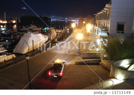 バンクーバーコールハーバーの夜景-Vancouver Coal harbor at Night 13713149