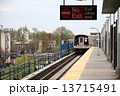 ニューヨークブルックリンの駅ホーム 13715491
