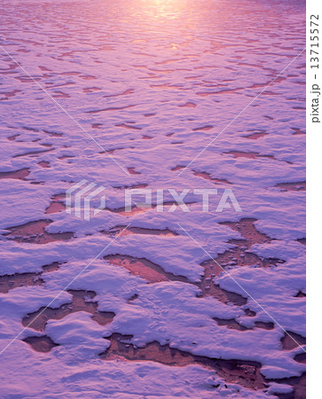 雪解け進む小野川湖の湖面 雪解け進む小野川湖の湖面 13715572