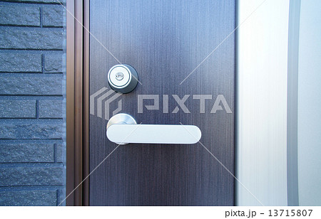 玄関のカギとノブ 玄関のカギとノブ 13715807