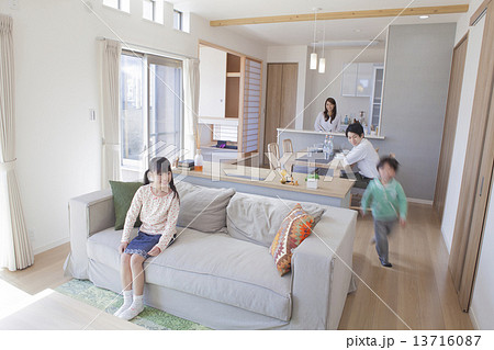 家族が集まるリビング 13716087