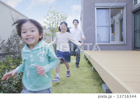 庭で遊ぶ家族 13716344
