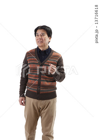 初老の男性 13716618
