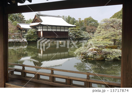 京都　雪の平安神宮　泰平閣から見た尚美館 13717874