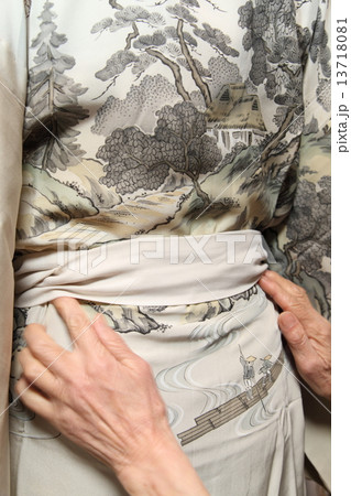 男性着物イメージ　着付けイメージ　長襦袢　後ろ姿 13718081