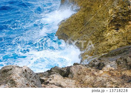 Land meets sea Land meets sea 13718228