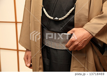 男性着物イメージ　外出着　障子　横　アップ 13718469