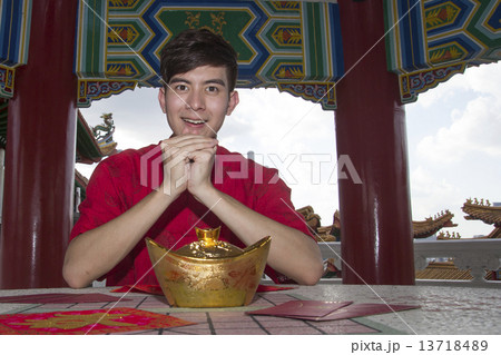Man wishing Gong Xi Cai 13718489