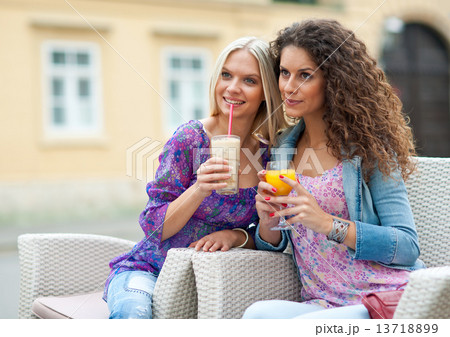 woman friends at cafe 13718899