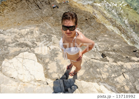 Scuba diver woman can't see because of sun 13718992