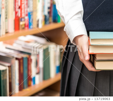 女子高生と本 13719063