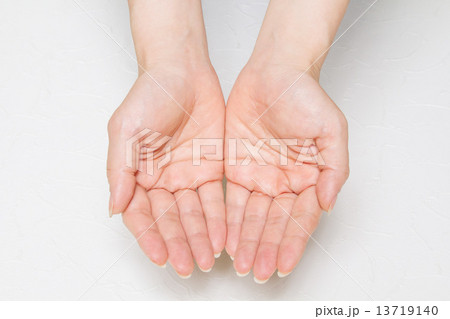 手のひら　掬う 13719140
