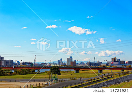 青空が広がる荒川の川原と西新井橋 13721922