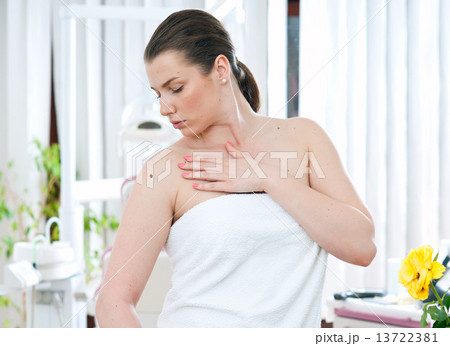 woman with melanoma 13722381