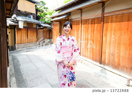 浴衣を着た女性 浴衣を着た女性 13722688