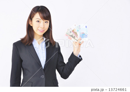 外国紙幣を持つ女性 13724661