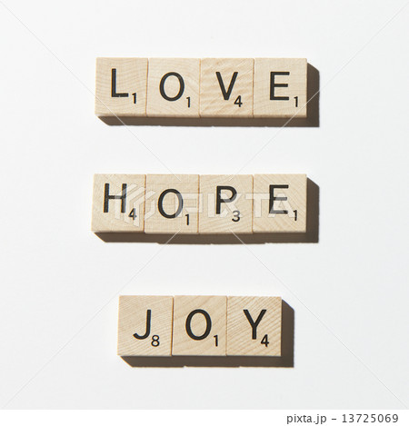 スクラブル文字：Love,Hope,Joy 13725069