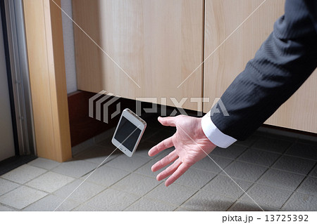 落下するスマートフォン 落下するスマートフォン 13725392