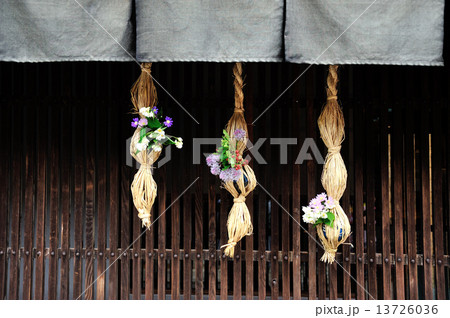 民家の軒下 13726036