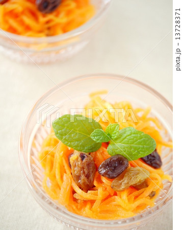 キャロットラぺ 白背景 (縦位置ハイアングル) キャロットラぺ 白背景 (縦位置ハイアングル) 13728371