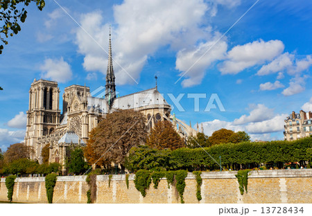 Notre Dame (Paris) along the Seine river Notre Dame (Paris) along the Seine river 13728434