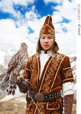 Young falconer 13728715