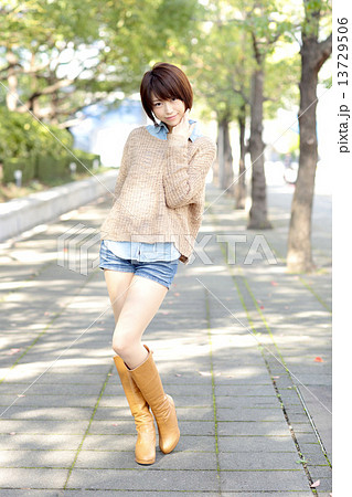 若い女性 ポートレートの写真素材 [13729506] - PIXTA